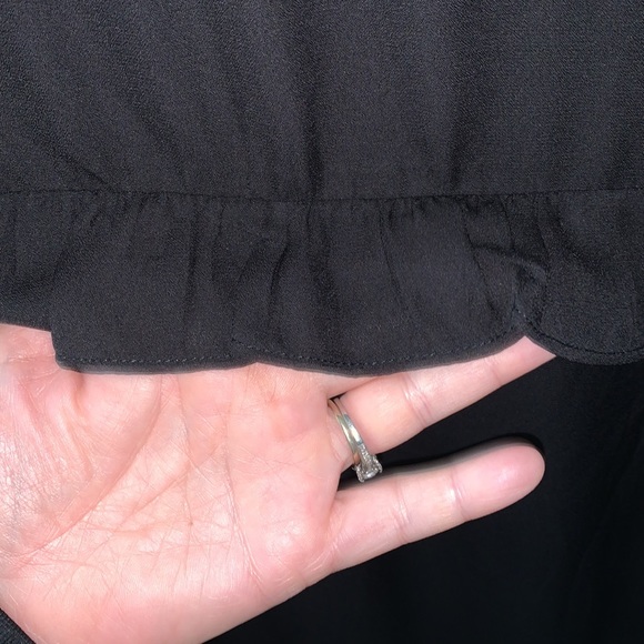 ❤️CUTE RUFFLE BLACK BLOUSE ❤️ - Picture 6 of 7